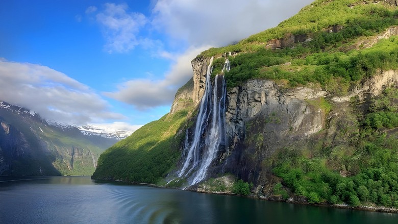 Thác nước Bảy Chị Em đổ xuống vịnh Geirangerfjord