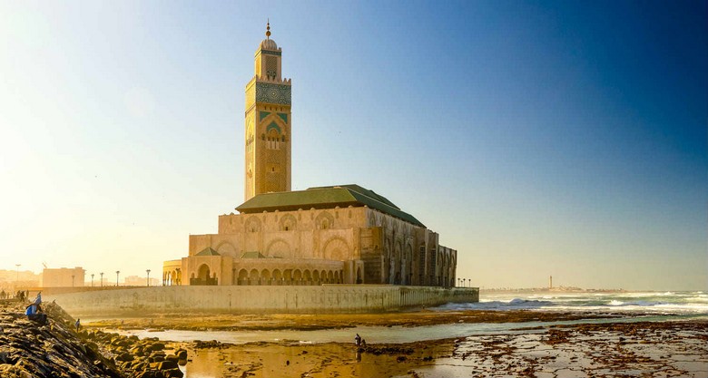 Thánh đường Hassan II với tháp minaret cao vút bên bờ Đại Tây Dương