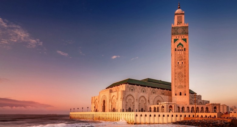 Thánh đường Hassan II với tháp minaret cao vươn ra biển tại Casablanca