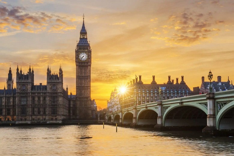 Tháp đồng hồ Big Ben và cầu Westminster bên sông Thames ở London