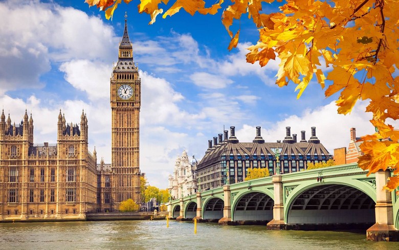 Tháp đồng hồ Big Ben và tòa nhà Quốc hội Anh bên sông Thames