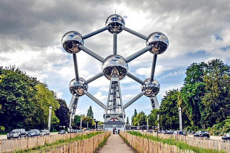 Tháp Atomium với 9 quả cầu inox nổi bật trên nền trời