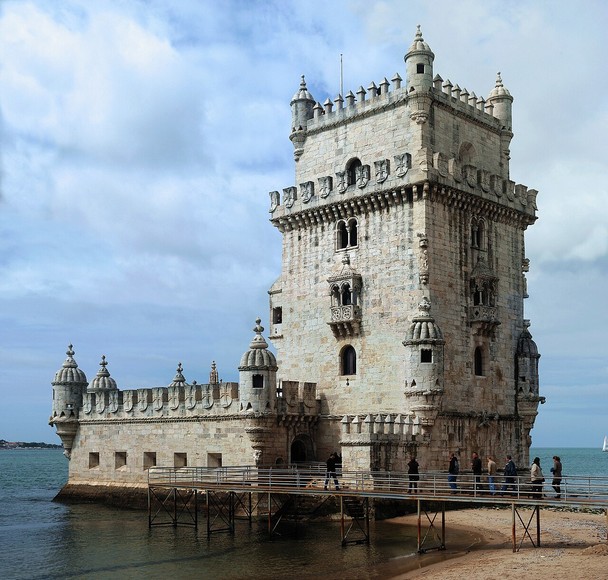  Tháp Belém bên bờ sông Tagus ở Lisbon