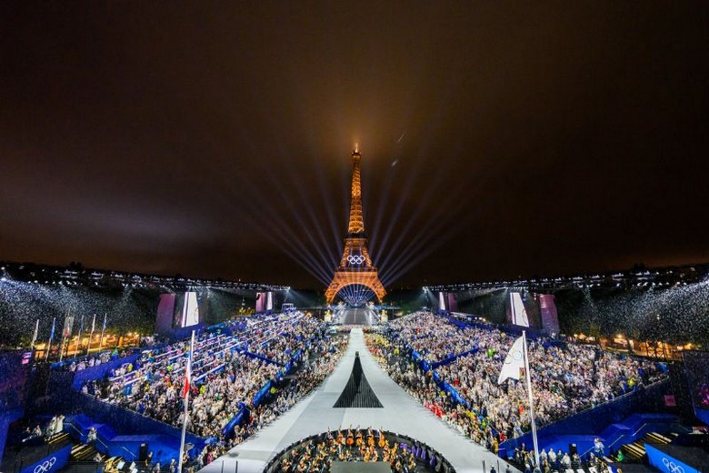 Tháp Eiffel lên đèn buổi tối nhìn từ quảng trường Trocadéro