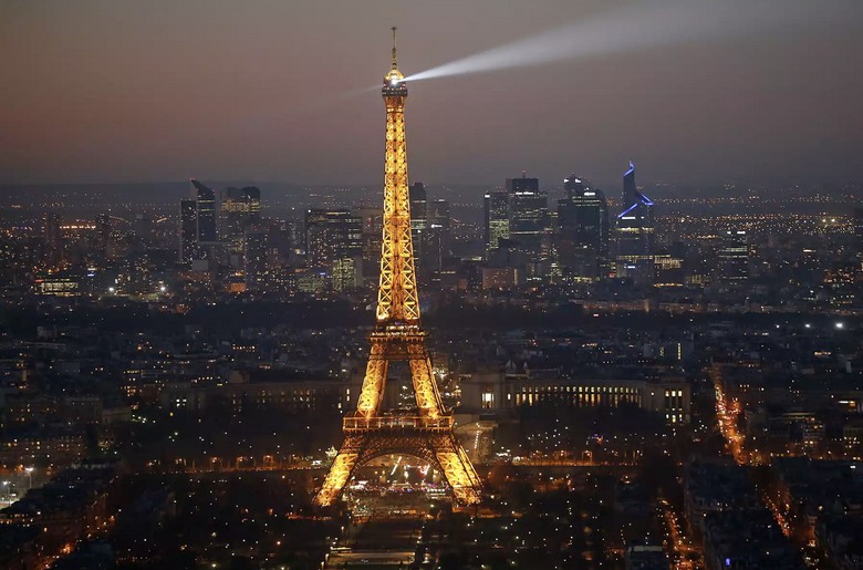 Tháp Eiffel lấp lánh ánh đèn vào buổi tối