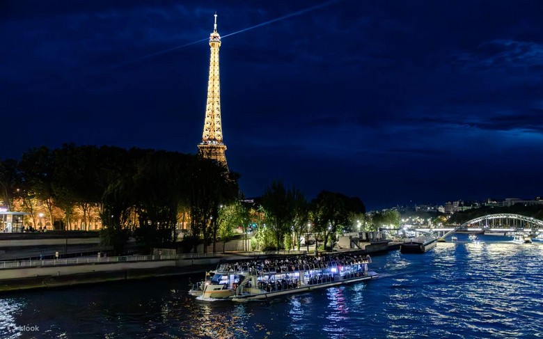 Tháp Eiffel lấp lánh về đêm nhìn từ thuyền trên sông Seine