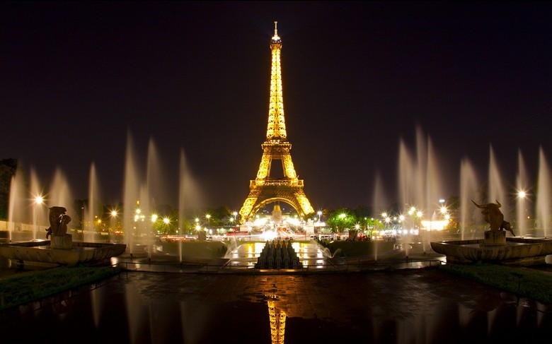 Tháp Eiffel nhìn từ du thuyền sông Seine về đêm, Paris