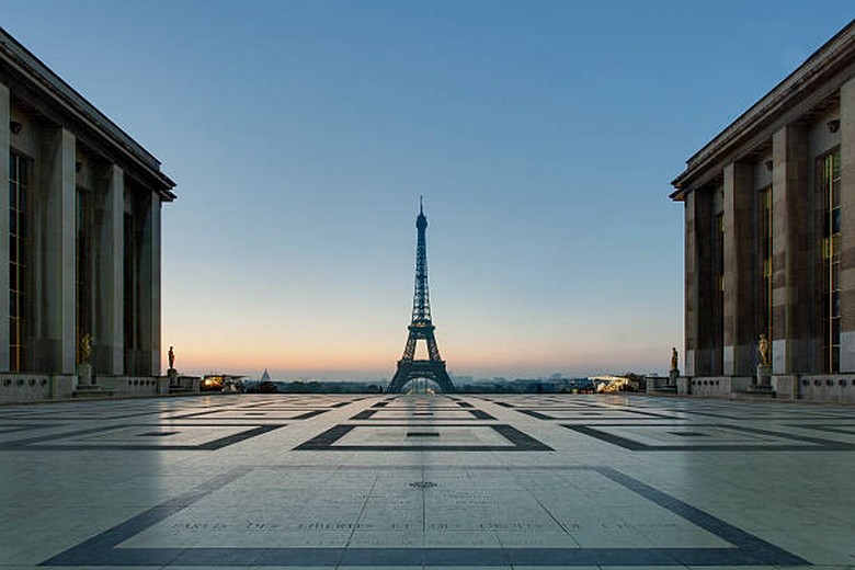 Tháp Eiffel nhìn từ quảng trường Trocadéro vào buổi sáng