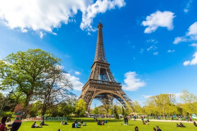 Tháp Eiffel và du khách chụp ảnh trong tour Tây Âu khởi hành từ Hà Nội