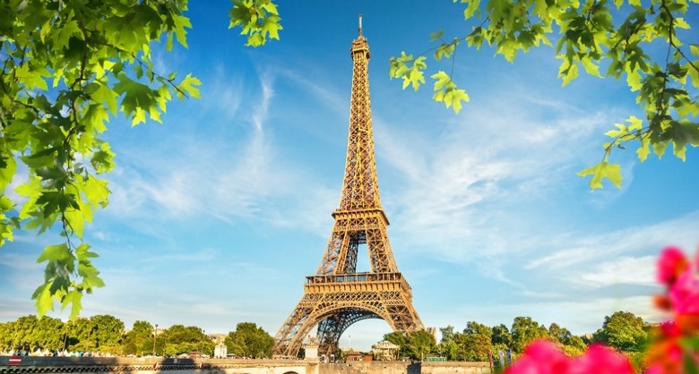 Tháp Eiffel và quảng trường cổ kính Đông Âu mùa xuân