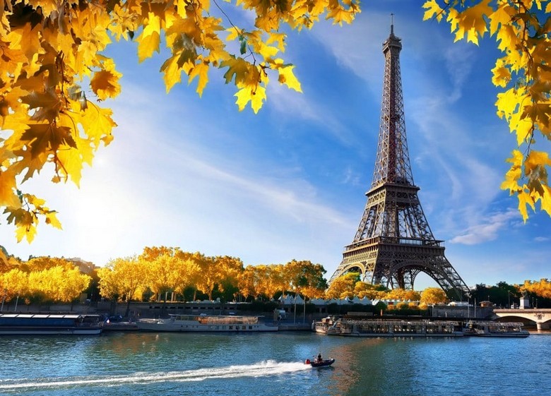 Tháp Eiffel vắng khách vào mùa thu