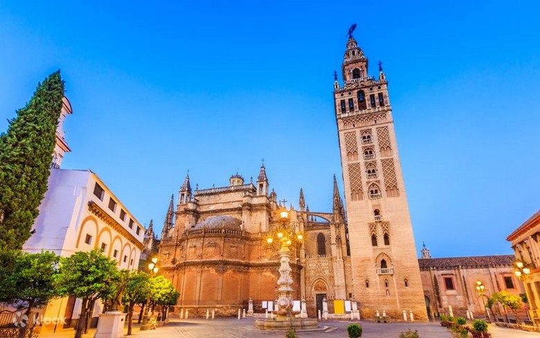 Tháp Giralda và Nhà thờ chính tòa Seville nhìn từ quảng trường