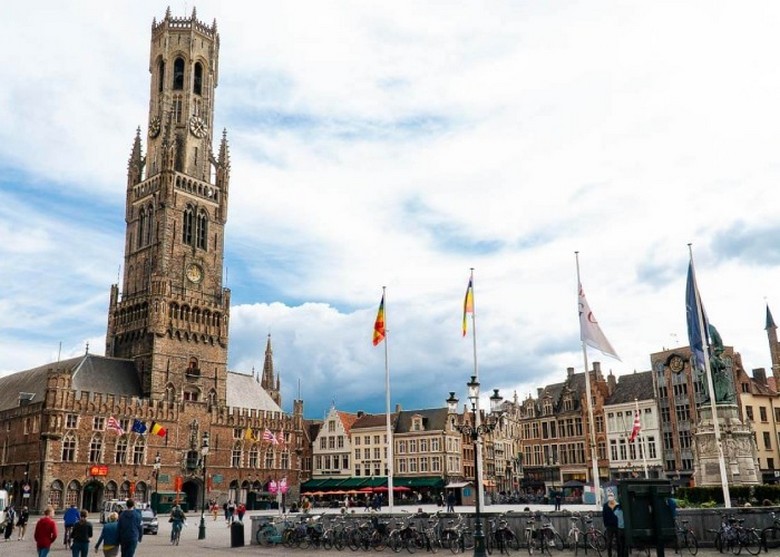 Tháp chuông Belfort nhìn từ quảng trường Markt