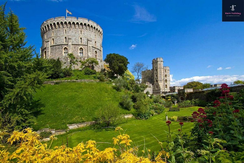 Tháp tròn Round Tower nhìn từ sân trong lâu đài