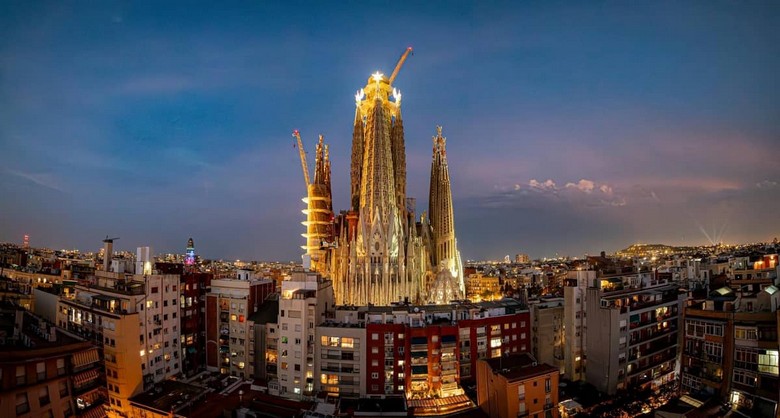 Tháp trung tâm Sagrada Familia tại Barcelona nhìn từ dưới lên