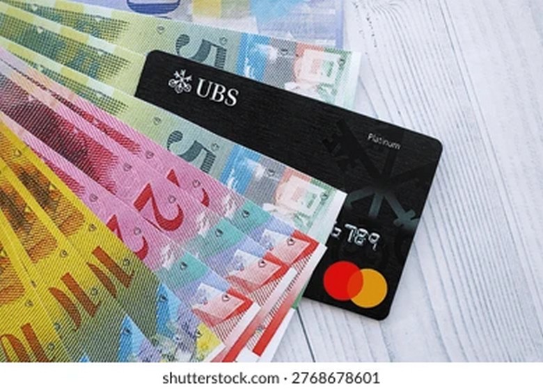 Thẻ ngân hàng quốc tế và tiền mặt franc Thụy Sĩ