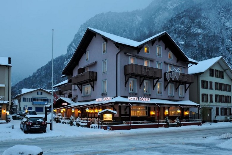 Thị trấn Interlaken về đêm nhìn từ ban công khách sạn
