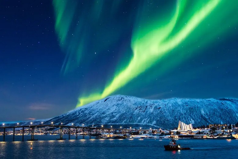 Thị trấn Tromsø về đêm với cực quang trên bầu trời