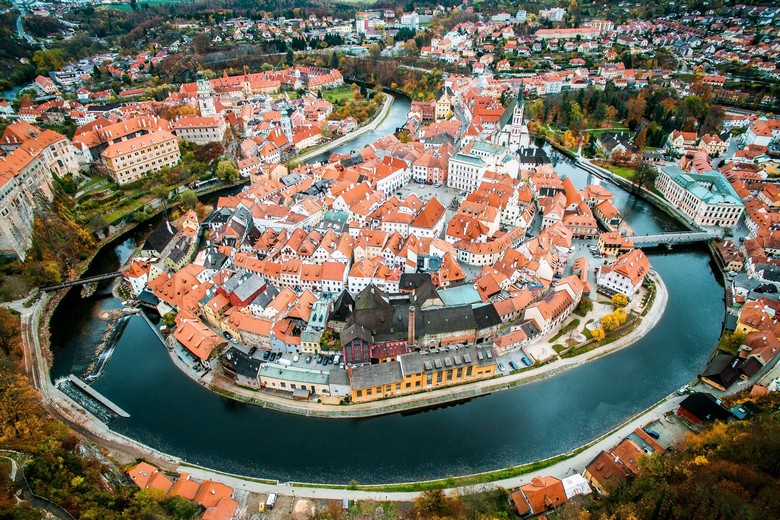 Thị trấn cổ Cesky Krumlov nhìn từ trên cao với khúc uốn sông Vltava