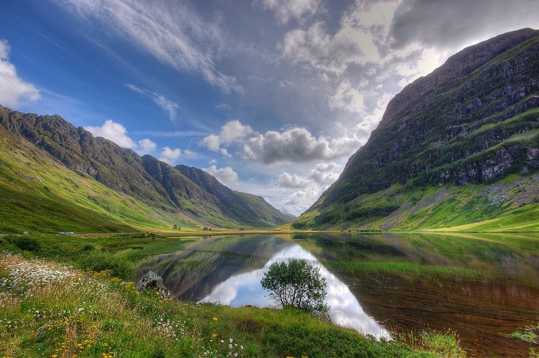 Thung lũng Glencoe trên cao nguyên Highland phủ sương
