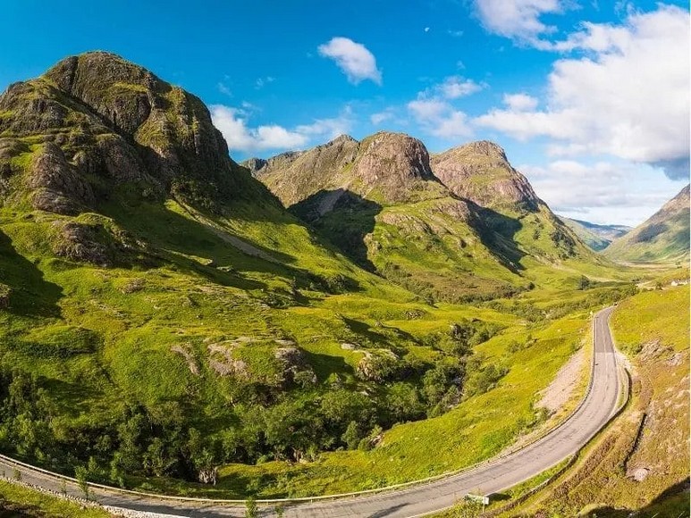 Thung lũng Glencoe với dãy núi Three Sisters phủ sương mù