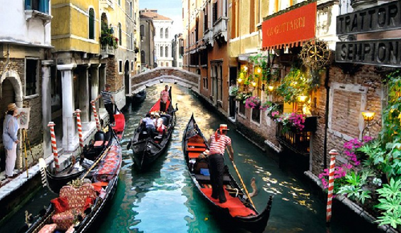 Thuyền đáy bằng chở khách trên kênh Petite Venise