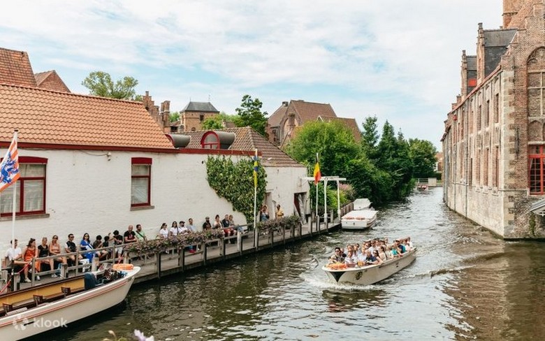Thuyền du lịch chở khách len lỏi qua kênh đào Bruges