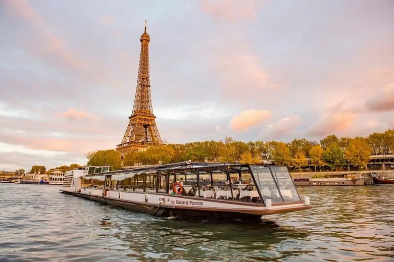 Thuyền du lịch trên sông Seine với tháp Eiffel phía xa