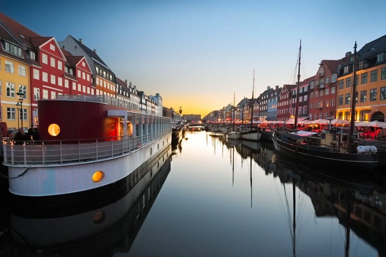 Thuyền gỗ cổ neo đậu dọc kênh đào Nyhavn