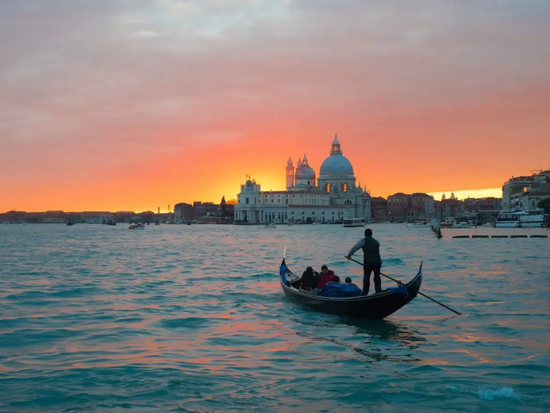  Thuyền gondola trên kênh đào Venice lúc hoàng hôn