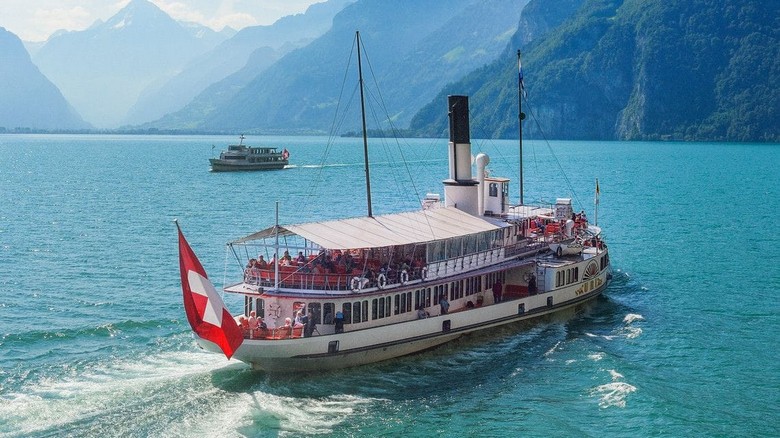 Thuyền hơi nước cổ điển trên hồ Lucerne