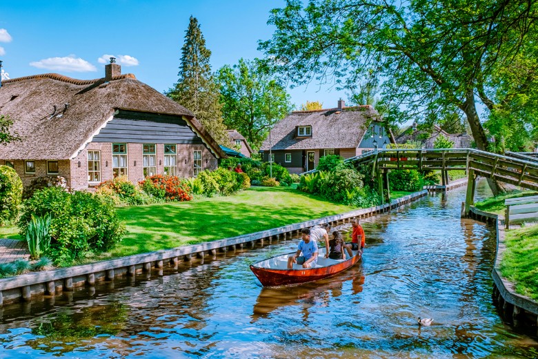  Thuyền len lỏi qua kênh đào tại làng Giethoorn, Hà Lan
