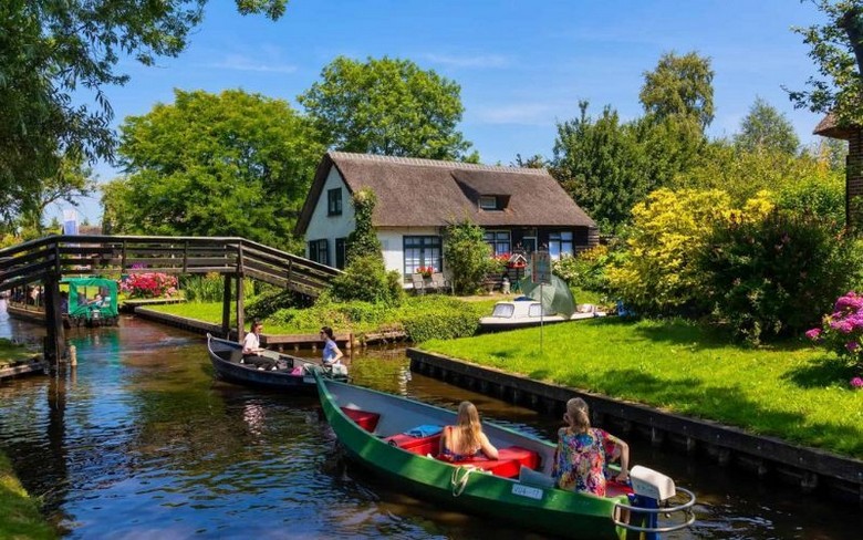 Thuyền len lỏi qua kênh đào tại làng Giethoorn, Hà Lan