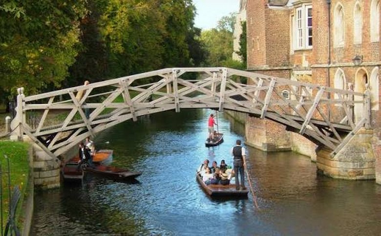 Thuyền punting trên sông Cam đi qua cầu Mathematical Bridge