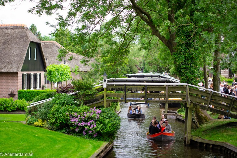 Thuyền whisper boat chạy êm trên kênh đào giữa làng Giethoorn