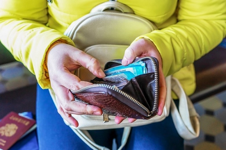 Tiền euro, thẻ Visa và túi đựng tiền chống móc túi khi đi du lịch
