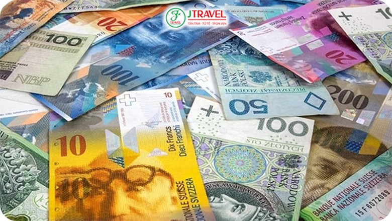 Tiền giấy franc Thụy Sĩ và euro đặt cạnh nhau