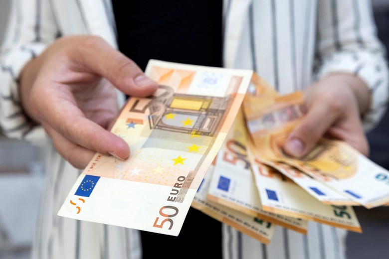 Tiền mặt euro và thẻ ngân hàng chuẩn bị cho chuyến đi