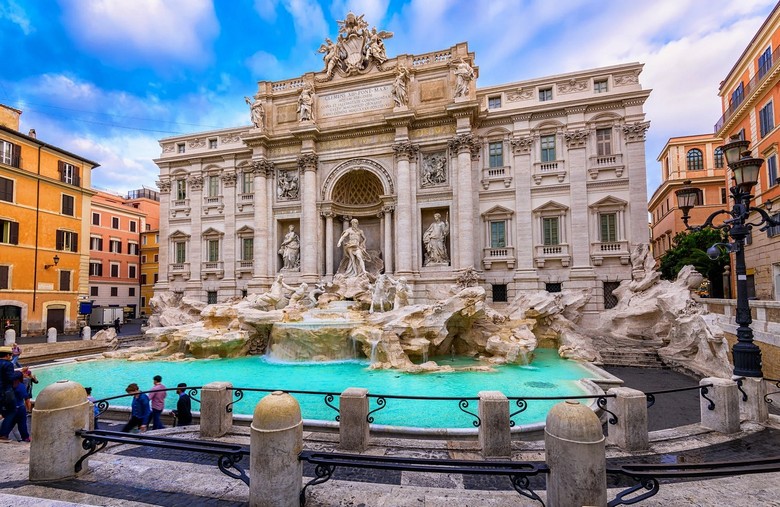 Toàn cảnh Đài phun Trevi lúc sáng sớm vắng khách
