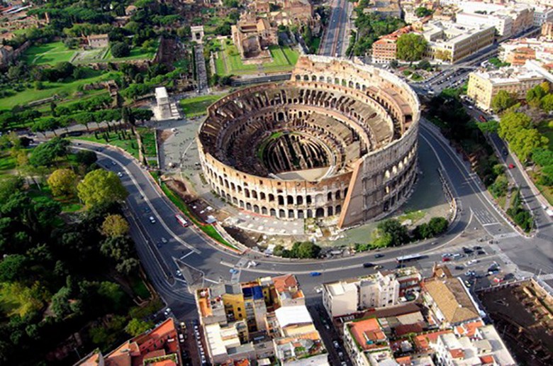 Toàn cảnh Đấu trường Colosseum nhìn từ bên ngoài vào buổi sáng sớm