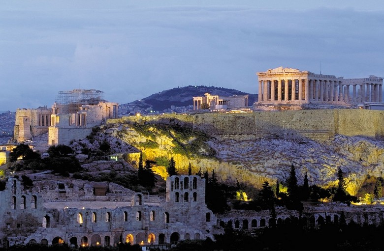 Toàn cảnh đền Parthenon trên đỉnh đồi Acropolis dưới nắng chiều
