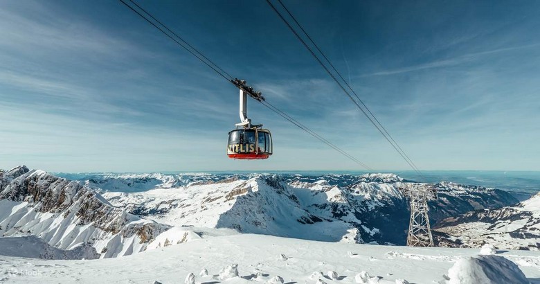  Toàn cảnh đỉnh Titlis phủ tuyết trắng với cabin cáp treo xoay Rotair đang di chuyển