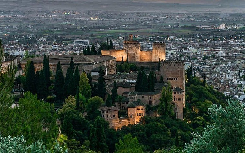 Toàn cảnh Alhambra và tháp Comares nhìn từ Mirador de San Nicolás