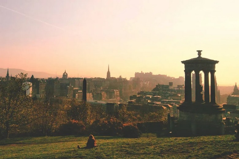 Toàn cảnh Edinburgh nhìn từ đồi Calton Hill lúc hoàng hôn