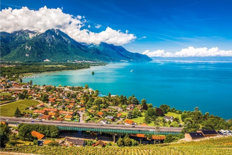 Toàn cảnh Geneva bên hồ với dãy Alps phía xa