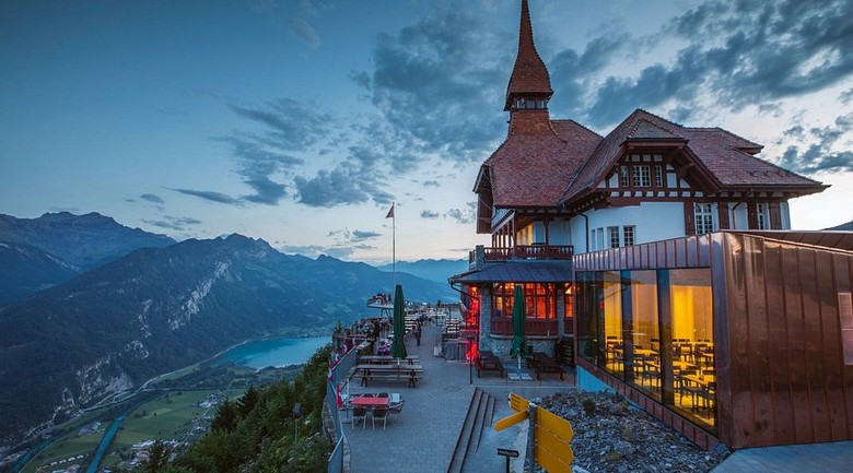 Toàn cảnh Interlaken nhìn từ Harder Kulm giữa hai hồ Thun và Brienz