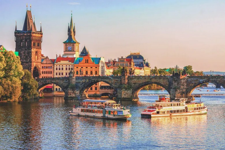 Toàn cảnh Lâu đài Prague và cầu Charles nhìn từ sông Vltava