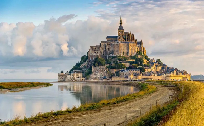 Toàn cảnh Mont Saint-Michel nổi bật giữa vùng đồng bằng Normandy