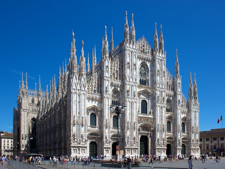 Toàn cảnh Nhà thờ Duomo Milan với các tháp nhọn Gothic