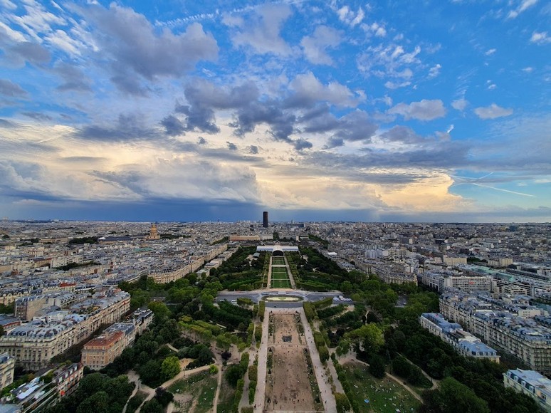 Toàn cảnh Paris nhìn từ đỉnh tháp Eiffel
